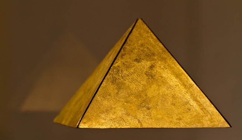a gold pyramid illustrating gold pyramid schemes