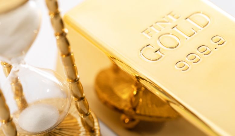 hourglass and one kilogram gold bullion